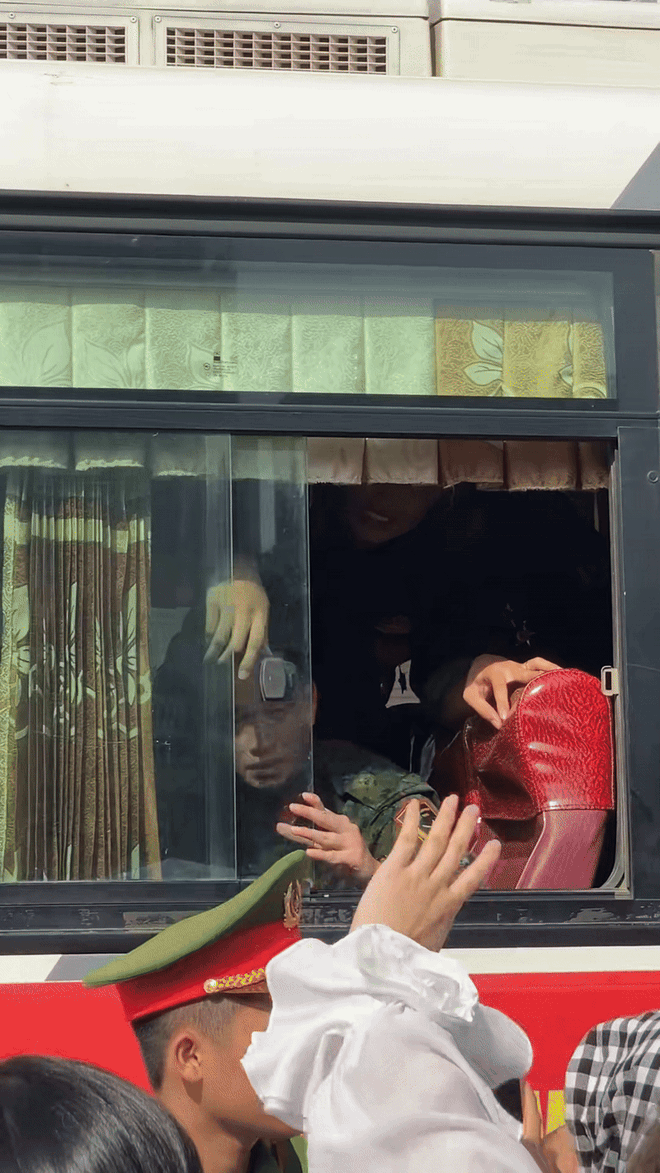 lhonghipchominginhbttrngstrtlun-ezgifcom-video-to-gif-converter-1756797242062355169970.gif