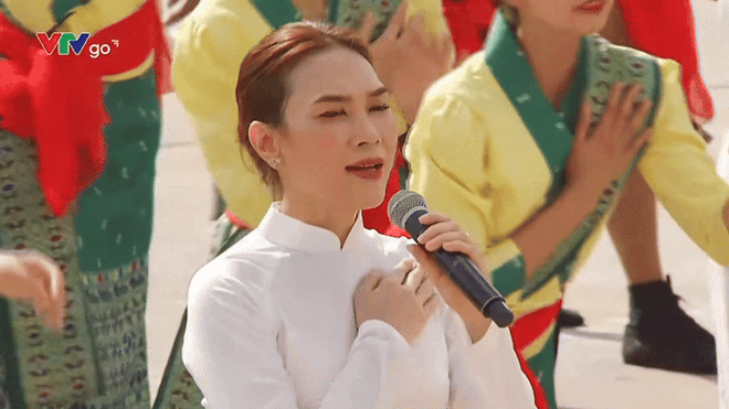 Mỹ Tâm trẻ đẹp vô cùng trong tà áo dài trắng, visual tuổi 44 không có gì phải chê- Ảnh 1.