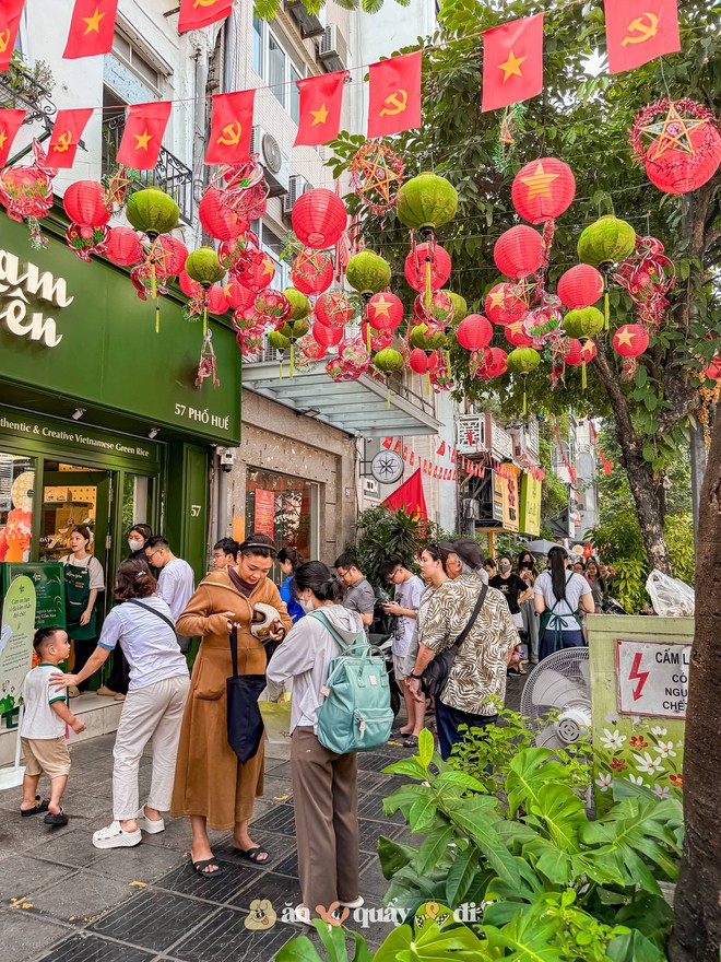 Hiện tượng bánh Trung thu đang "khuấy đảo" tại Hà Nội: Khách xếp hàng từ 6h sáng, mỗi người chỉ được mua 5 chiếc- Ảnh 1.