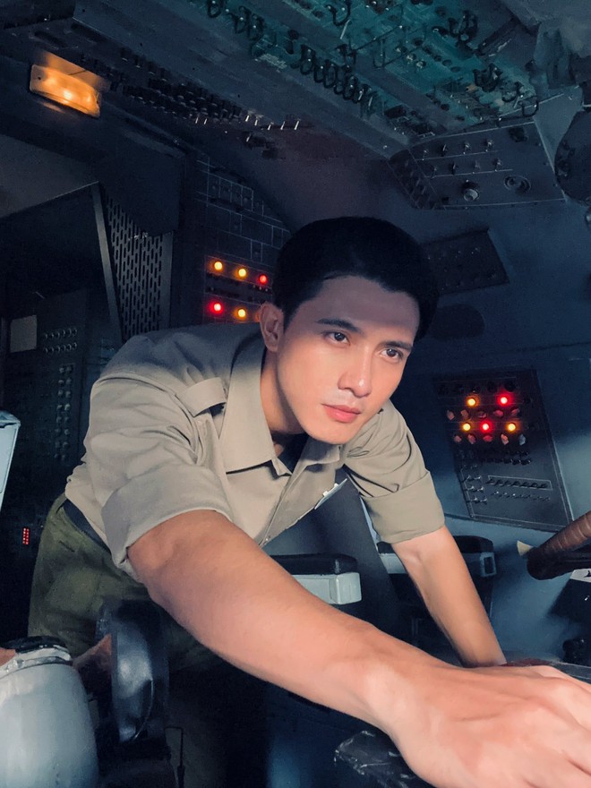 Tử Chiến Trên Không không chỉ "nghẹt thở" vì nội dung mà còn vì dàn trai 6 múi, visual cỡ này biết chọn ai đây?- Ảnh 20. Tử Chiến Trên Không không chỉ "nghẹt thở" vì nội dung mà còn vì dàn trai 6 múi, visual cỡ này biết chọn ai đây?- Ảnh 20.