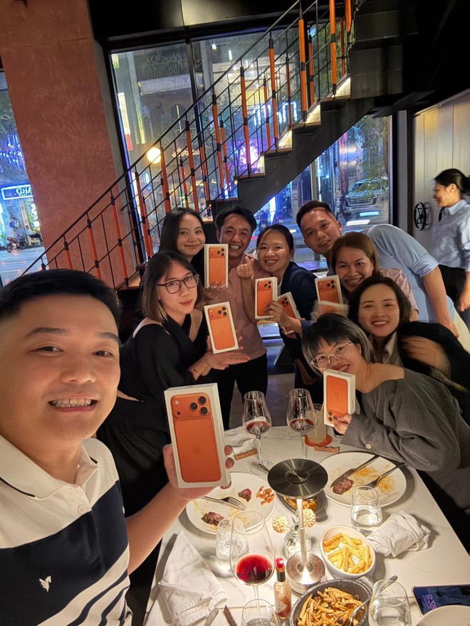 Cường Đô La không nói mình giàu, Cường Đô La chỉ đem “cả lố” iPhone 17 Pro Max gặp là tặng!- Ảnh 4.