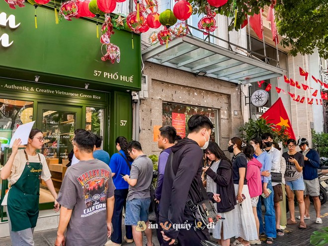 Hiện tượng bánh Trung thu đang "khuấy đảo" tại Hà Nội: Khách xếp hàng từ 6h sáng, mỗi người chỉ được mua 5 chiếc- Ảnh 7.