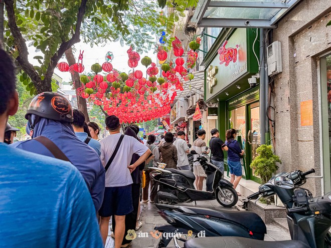 Hiện tượng bánh Trung thu đang "khuấy đảo" tại Hà Nội: Khách xếp hàng từ 6h sáng, mỗi người chỉ được mua 5 chiếc- Ảnh 6.