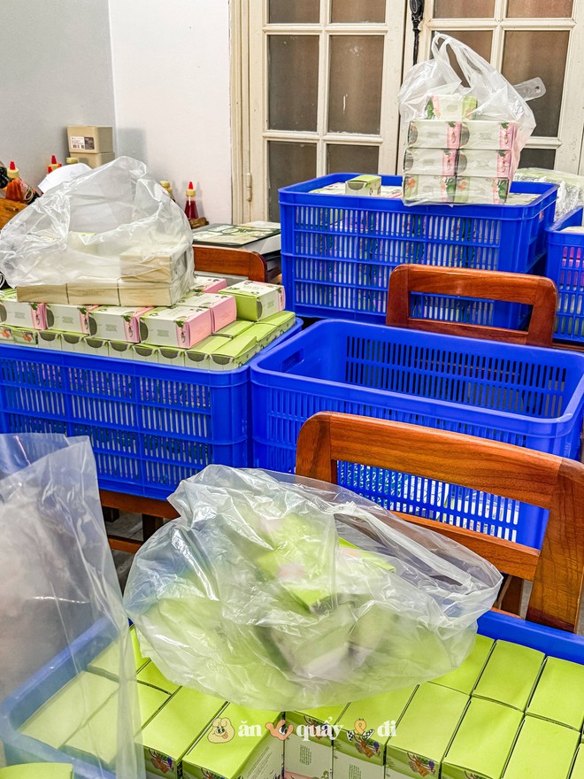 Hiện tượng bánh Trung thu đang "khuấy đảo" tại Hà Nội: Khách xếp hàng từ 6h sáng, mỗi người chỉ được mua 5 chiếc- Ảnh 8.