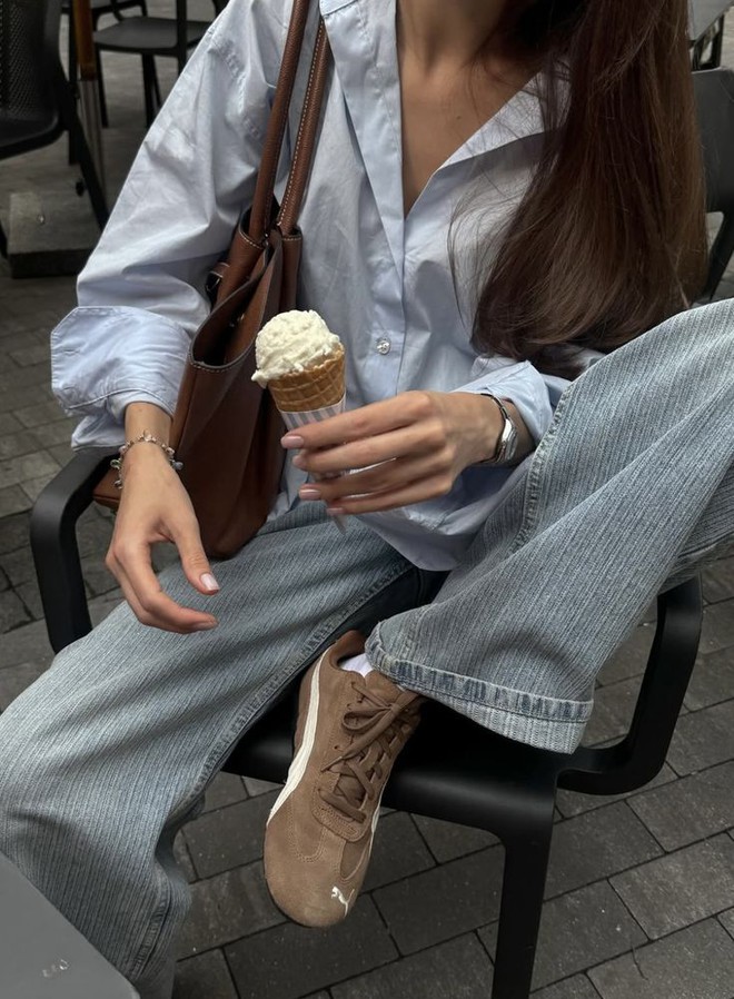 Item sành điệu nhất thu 2025: Diện với quần jeans hay chân váy đều "over hợp", con gái từ Á đến Âu mê đứ đừ- Ảnh 17. Item sành điệu nhất thu 2025: Diện với quần jeans hay chân váy đều "over hợp", con gái từ Á đến Âu mê đứ đừ- Ảnh 17.