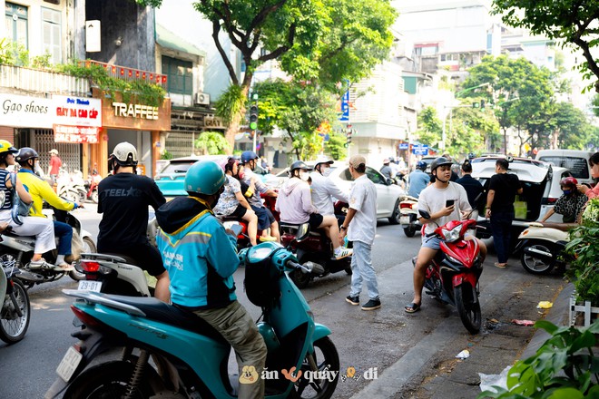 [CLIP] Cuộc đua bánh Trung thu ở Hà Nội: Biết Lam Yên hot rồi, nhưng Bảo Phương còn kín khách xếp hàng như mọi năm?- Ảnh 12.