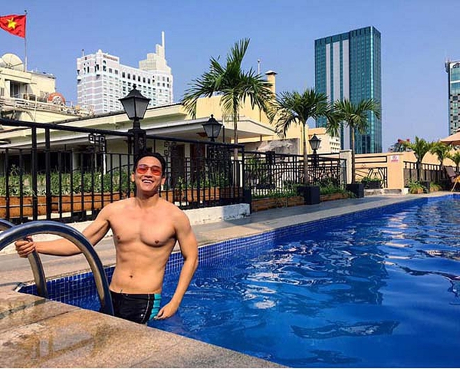 Quý ông Vbiz U50 vẫn độc thân, phong độ ngời ngời nhờ tập luyện thể thao, gây sốt khi đóng Mưa Đỏ- Ảnh 2. Quý ông Vbiz U50 vẫn độc thân, phong độ ngời ngời nhờ tập luyện thể thao, gây sốt khi đóng Mưa Đỏ- Ảnh 2.
