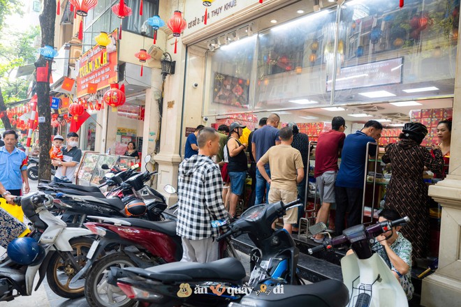 [CLIP] Cuộc đua bánh Trung thu ở Hà Nội: Biết Lam Yên hot rồi, nhưng Bảo Phương còn kín khách xếp hàng như mọi năm?- Ảnh 3.