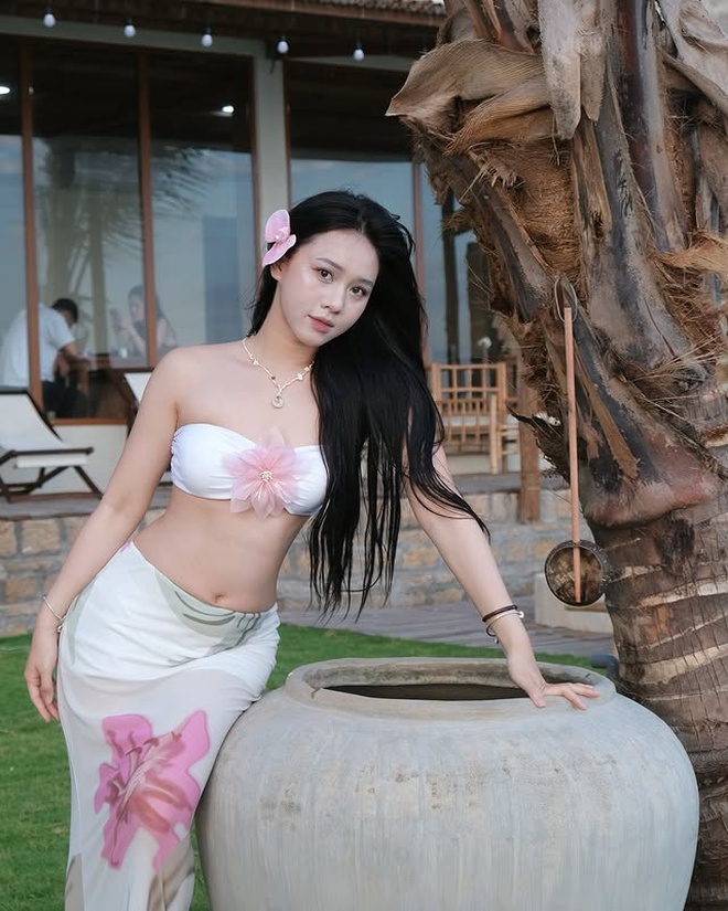 Bạn gái tiền đạo tuyển Việt Nam tung ảnh bikini "đốt mắt", vóc dáng nóng bỏng nhất nhì dàn WAGs Việt- Ảnh 8.