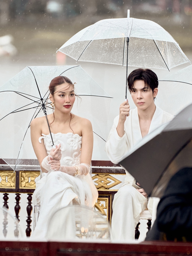 Trời mưa xứ Huế càng làm cho hình ảnh của Lan Khuê và "ái nữ nghìn tỷ" Ngọc Thanh Tâm đẹp đến nao lòng- Ảnh 3.