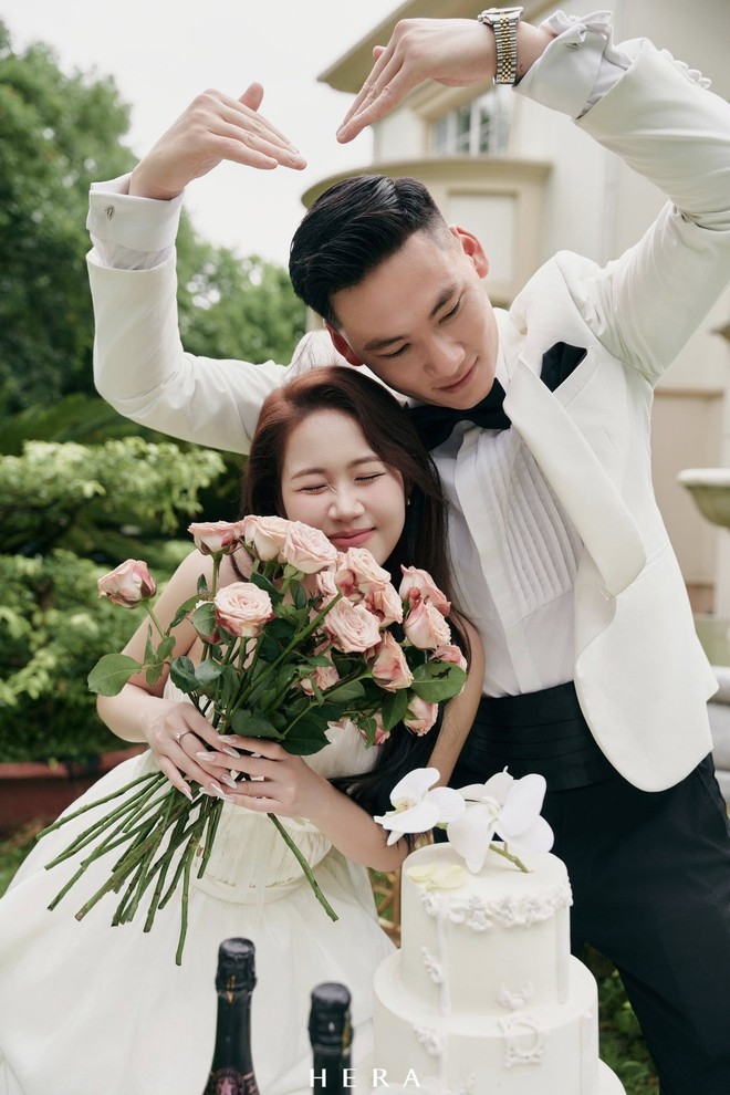 Thủ môn ĐT Việt Nam tung ảnh cưới "nét căng" cùng "chị đẹp" là tiếp viên hàng không- Ảnh 3.
