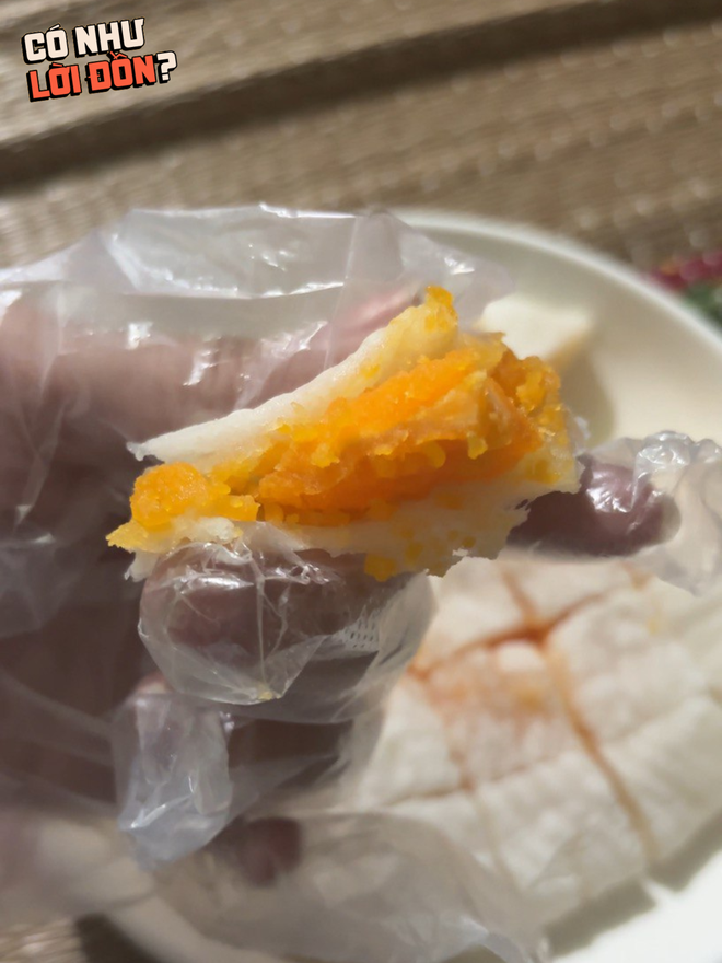 Review bánh dẻo trứng muối "thị phi": Quá buồn vì vị ngọt lấn át tất cả, bánh đến tay cũng chả còn nguyên- Ảnh 9.