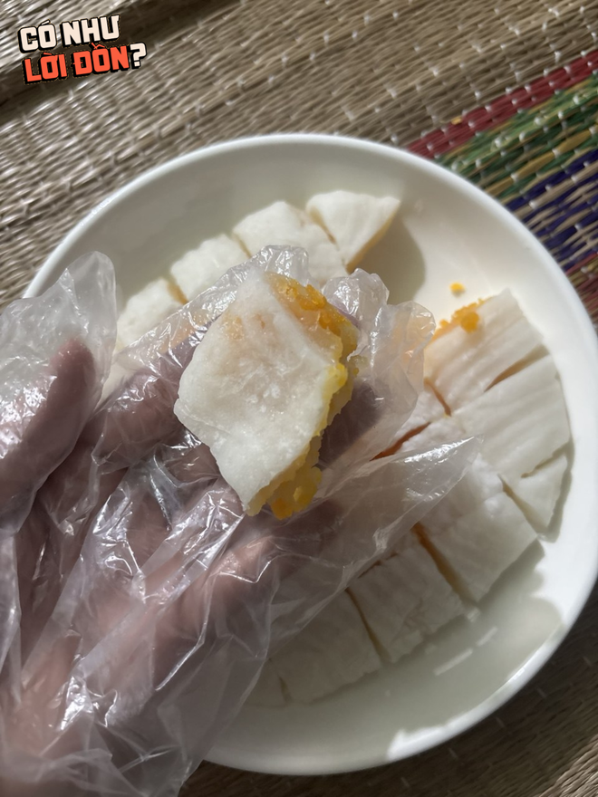 Review bánh dẻo trứng muối "thị phi": Quá buồn vì vị ngọt lấn át tất cả, bánh đến tay cũng chả còn nguyên- Ảnh 8.