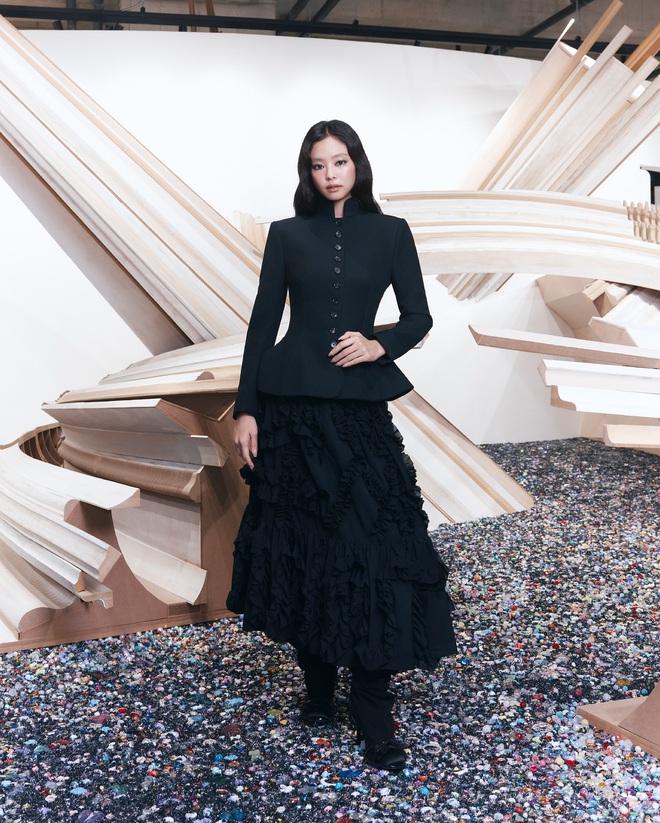 Jennie make up khó nhận ra, lén đi thăm "tình cũ"?- Ảnh 4.