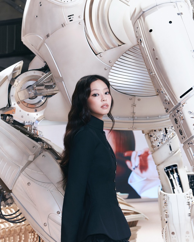 Jennie make up khó nhận ra, lén đi thăm "tình cũ"?- Ảnh 5.