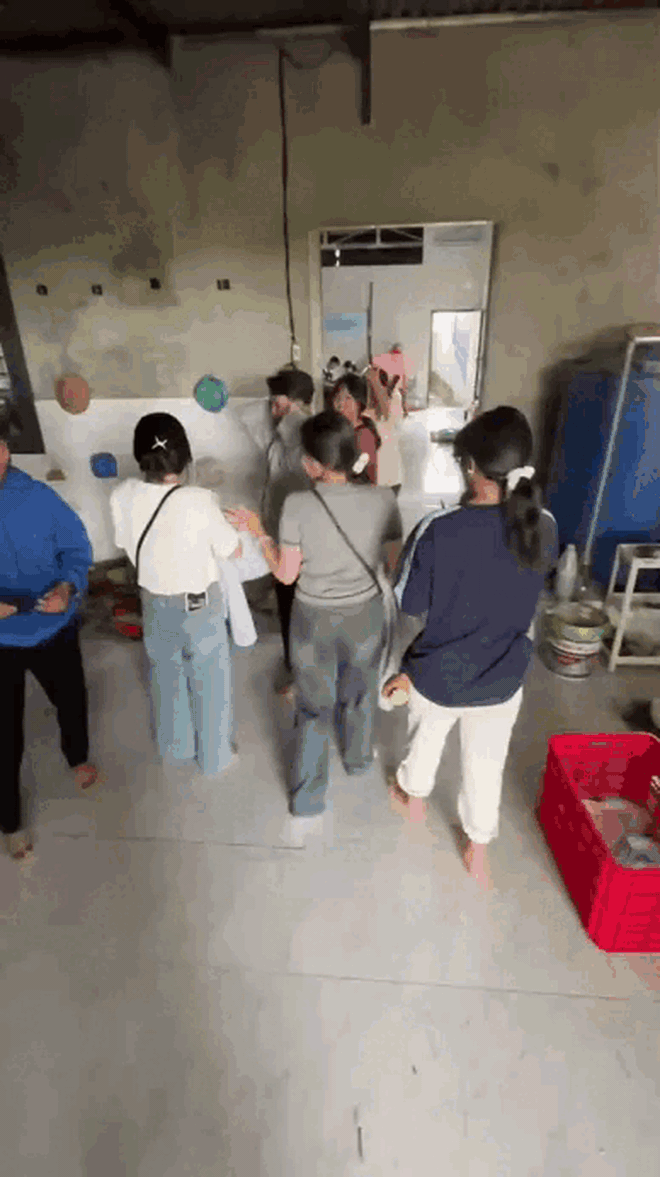 Trung bình nhà miền Tây: Rộng muốn tiền đình, thiết kế mỗi chỗ 1 kiểu, xin phép hỏi gia chủ làm gì mà giàu thế!- Ảnh 1.