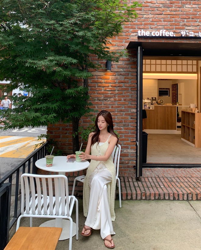 4 kiểu giày đẹp khỏi nghĩ để phối cùng quần ống rộng: Tôn dáng tối ưu, nâng tầm vẻ sang trọng- Ảnh 1.
