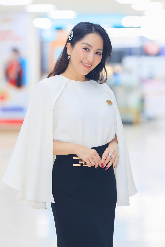 Viện trưởng Khánh Thi gây sốt với visual trẻ đẹp tuổi 43, mẹ 3 con quyến rũ sánh vai chồng trẻ - Phan Hiển- Ảnh 4.