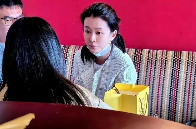 Làm ơn đừng đưa nước tẩy trang cho 5 mỹ nhân showbiz này kẻo lại thất vọng!- Ảnh 9.