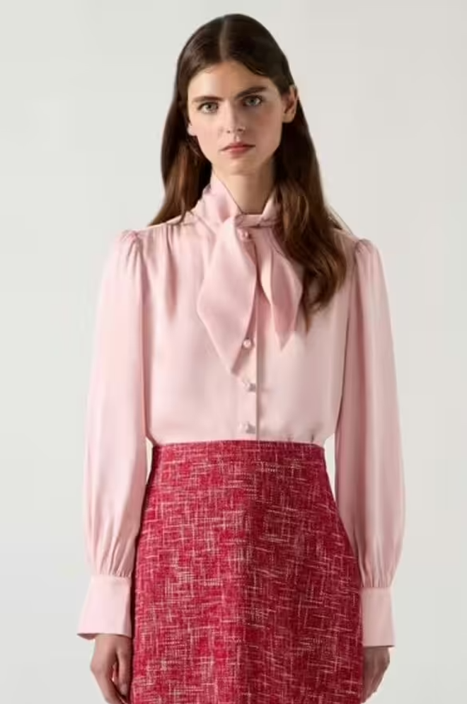 Đẳng cấp như Vương phi Kate: 3 mẫu blouse nơ hồng ngọt ngào giúp phụ nữ trung niên vừa sang trọng vừa rước tài lộc- Ảnh 5.
