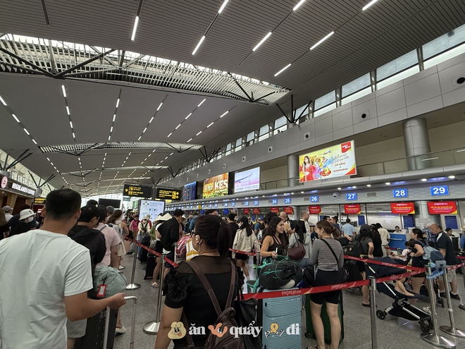 Cảnh tượng dòng người nối dài tại sân bay Đà Nẵng khi các chuyến bay hoạt động trở lại- Ảnh 4.