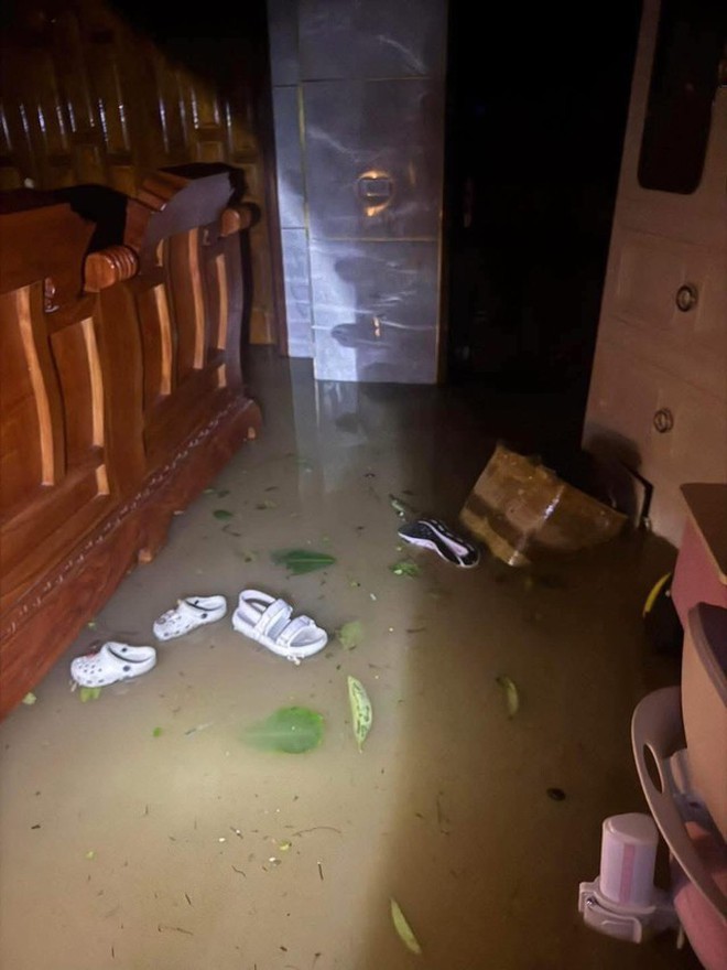 Bão số 10 Bualoi đổ bộ Nghệ An, nhà Quế Ngọc Hải bay luôn giếng trời, nước tuôn như suối, mất ngủ cả đêm- Ảnh 5.