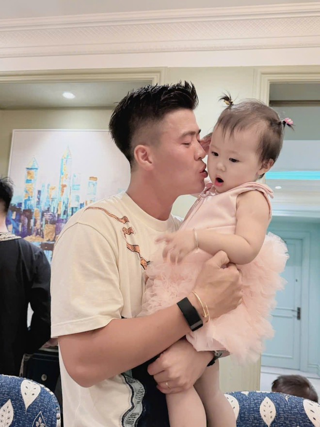 Duy Mạnh cùng vợ đón sinh nhật "quý tộc" châu Âu giữa lòng Hà Nội, hé lộ biệt thự chục tỷ phố cổ đang xây- Ảnh 7.