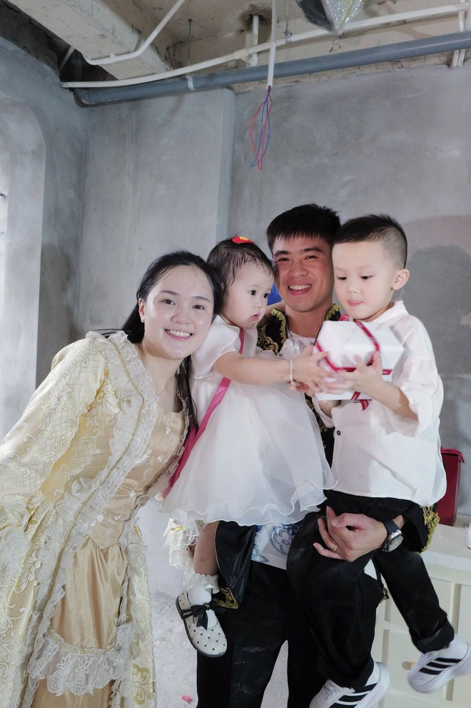Duy Mạnh cùng vợ đón sinh nhật "quý tộc" châu Âu giữa lòng Hà Nội, hé lộ biệt thự chục tỷ phố cổ đang xây- Ảnh 8.