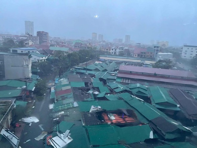 Bão số 10 Bualoi đổ bộ Nghệ An, nhà Quế Ngọc Hải bay luôn giếng trời, nước tuôn như suối, mất ngủ cả đêm- Ảnh 3.