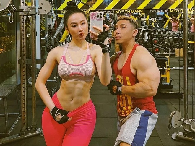 Mỹ nhân Vbiz có vòng 3 ngoại cỡ ăn đứt Ngọc Trinh: Nay cơ bắp cuồn cuộn, visual gây sốc- Ảnh 8.