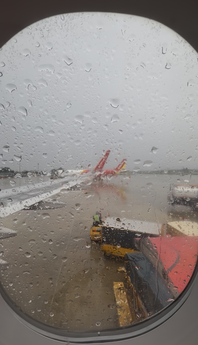 Đi Đà Nẵng đúng đợt bão Bualoi, khách Việt hết hồn: "Máy bay vừa hạ cánh lại lao lên trời, hành khách run bần bật"- Ảnh 3.