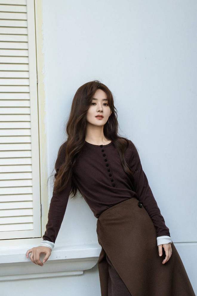 Triệu Lệ Dĩnh - Tống Giai cùng diện gam nâu mùa thu: Phụ nữ trung niên mặc thế nào để vừa sang vừa hút may?- Ảnh 2.