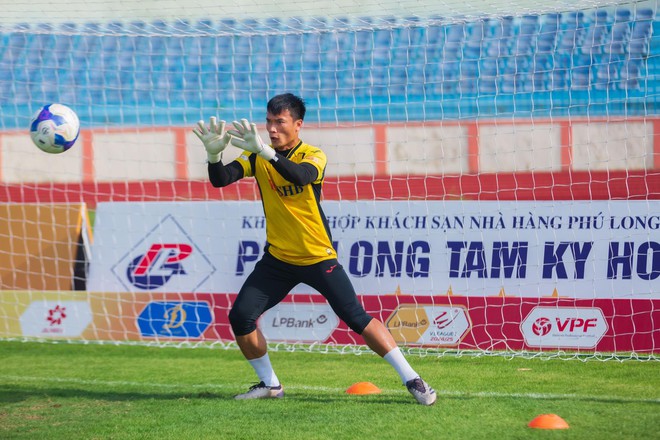 Không còn hình tượng "thủ môn quốc dân", Bùi Tiến Dũng cưới vợ mẫu tây xong thay đổi hoàn toàn- Ảnh 5.
