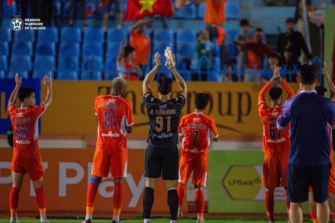 Không còn hình tượng "thủ môn quốc dân", Bùi Tiến Dũng cưới vợ mẫu tây xong thay đổi hoàn toàn- Ảnh 4.