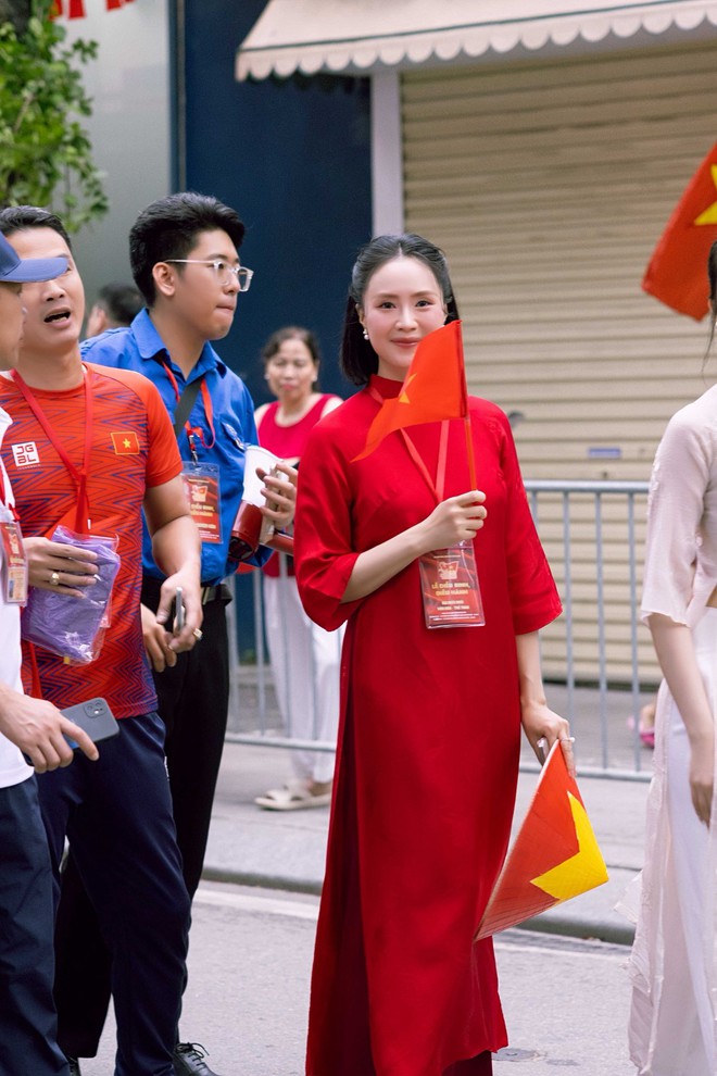 Hồng Diễm được khen không ngớt về nhan sắc tuổi 42, phong cách thời trang cực trẻ trung và thanh lịch- Ảnh 2.
