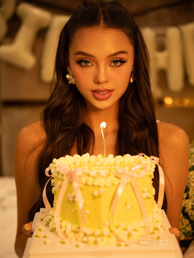 Ảnh nét căng: Gia đình Bùi Tiến Dũng “gấp 3 visual”, vợ mẫu Tây chiếm trọn spotlight, netizen: Xinh đẹp nhất dàn WAGs Việt!- Ảnh 12.