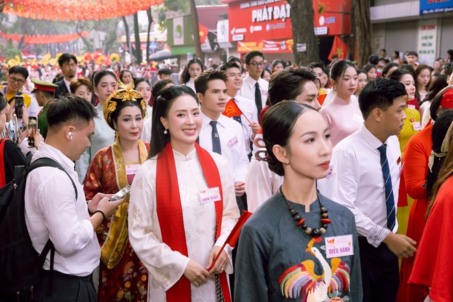 Hồng Diễm được khen không ngớt về nhan sắc tuổi 42, phong cách thời trang cực trẻ trung và thanh lịch- Ảnh 1.