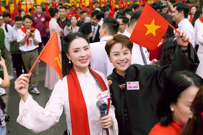 Hồng Diễm được khen không ngớt về nhan sắc tuổi 42, phong cách thời trang cực trẻ trung và thanh lịch- Ảnh 4.