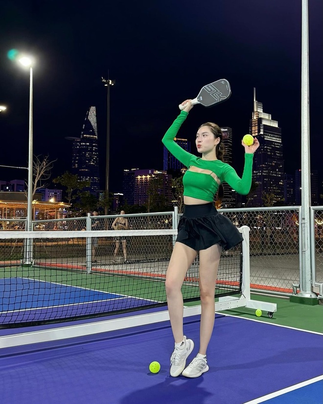 Nữ MC nổi tiếng mê thể thao, "cân đẹp" từ pickleball, tennis đến gym, vóc dáng đỉnh khỏi bàn- Ảnh 4. Nữ MC nổi tiếng mê thể thao, "cân đẹp" từ pickleball, tennis đến gym, vóc dáng đỉnh khỏi bàn- Ảnh 4.