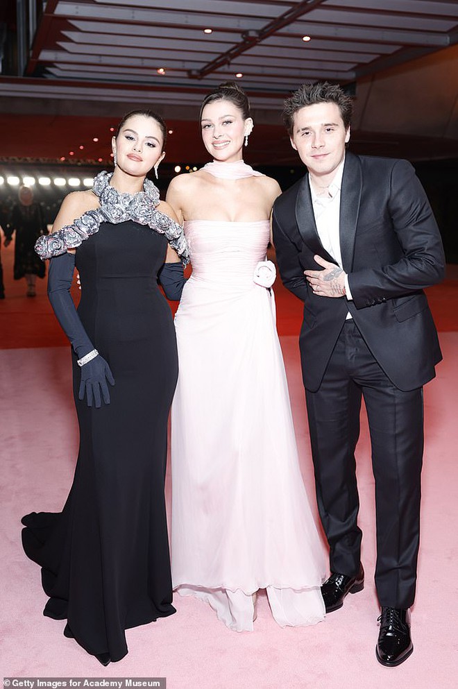 Vợ chồng con cả nhà Beckham mất hút trong lễ cưới Selena Gomez, bộ 3 bạn thân "tan đàn xẻ nghé" rồi sao?- Ảnh 5.