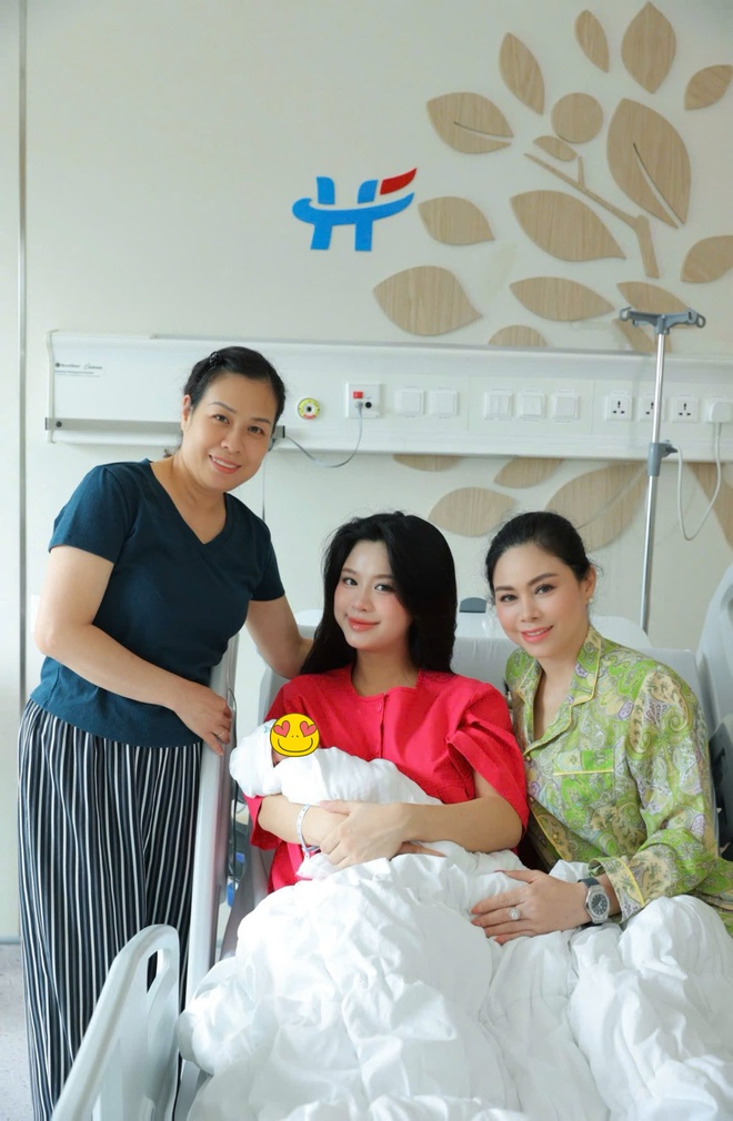 Hàn Hằng "phiên bản chưa từng thấy" trong ngày con gái đầy tháng- Ảnh 4.