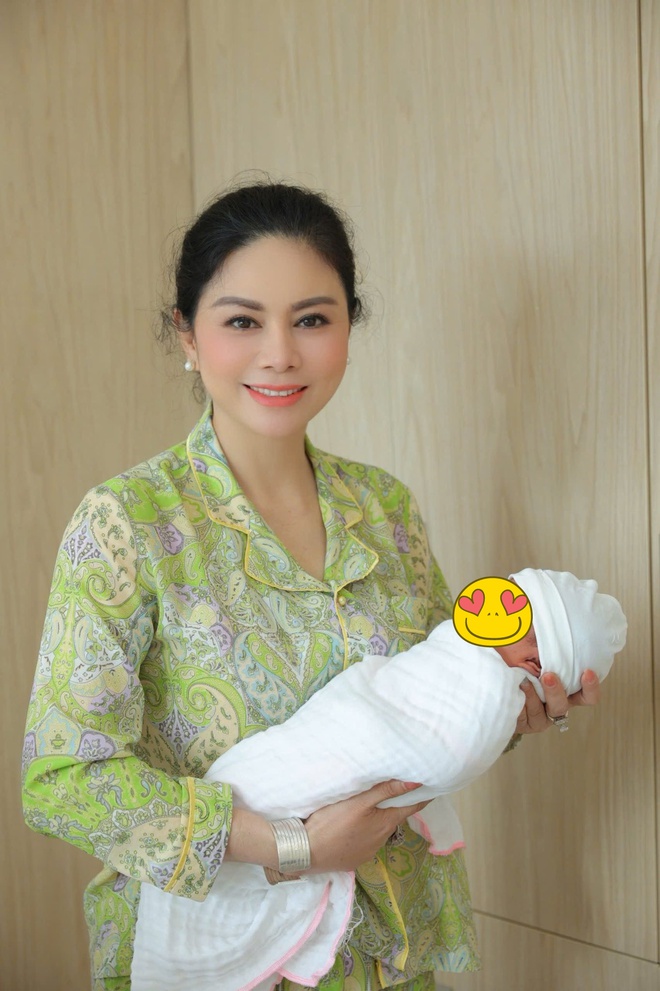 Hàn Hằng "phiên bản chưa từng thấy" trong ngày con gái đầy tháng- Ảnh 5.