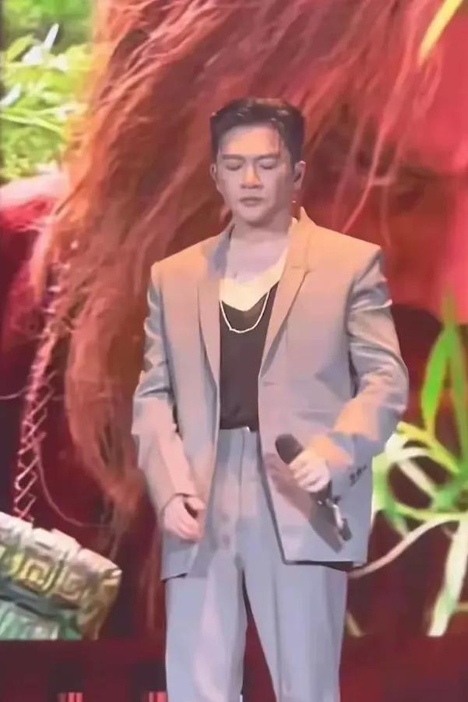 "Ngũ A Ca" Tô Hữu Bằng làm sao thế này: Cằm mũi dài ngoằng, mặt cứng đơ còn hơn tượng sáp!- Ảnh 4.