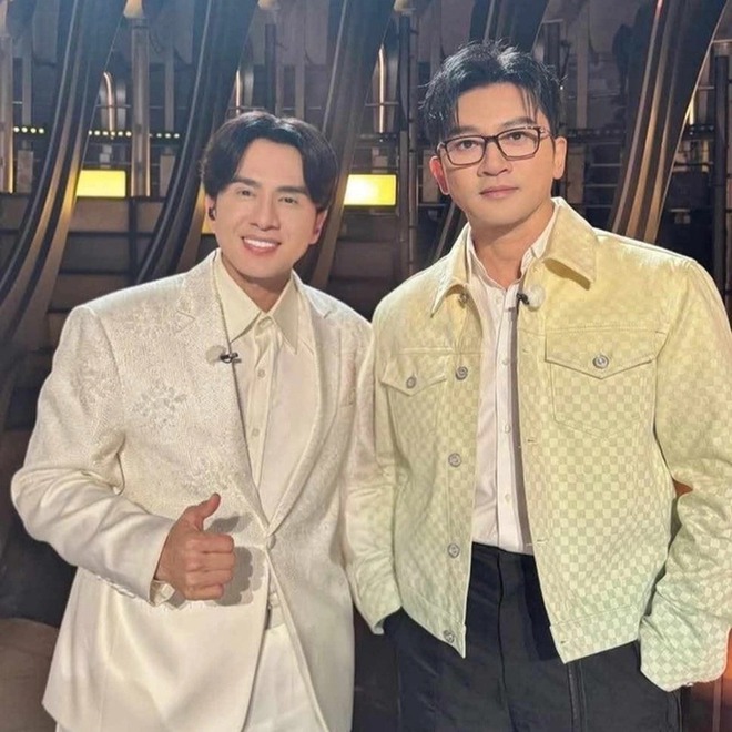 "Ngũ A Ca" Tô Hữu Bằng làm sao thế này: Cằm mũi dài ngoằng, mặt cứng đơ còn hơn tượng sáp!- Ảnh 3.