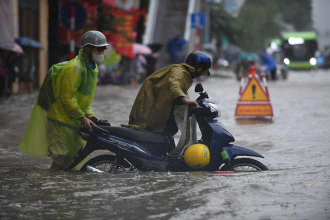 Phó tổng Đỗ Quang Vinh xắn quần lội ra ô tô trong ngày Hà Nội "mưa ngập ối dồi ôi"- Ảnh 11.