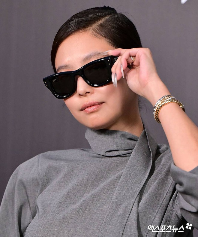 Vừa chia tay Gentle Monster, Jennie lộ diện ngầu đét tại event Ray-Ban- Ảnh 2. Vừa chia tay Gentle Monster, Jennie lộ diện ngầu đét tại event Ray-Ban- Ảnh 2.