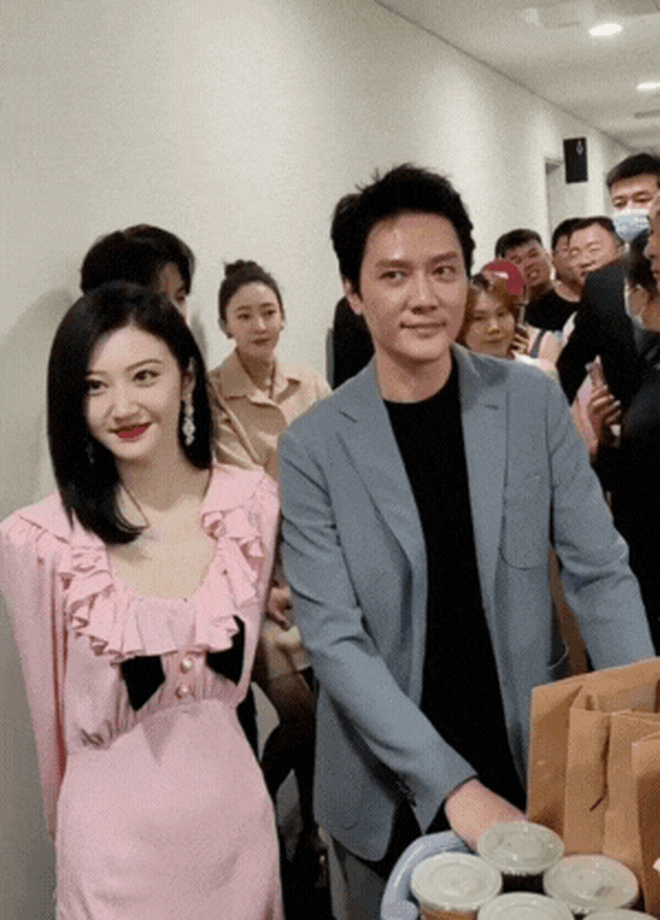 Hot nhất Weibo sáng nay: "Đệ nhất mỹ nữ Bắc Kinh" cưới chồng cũ Triệu Lệ Dĩnh?- Ảnh 1.