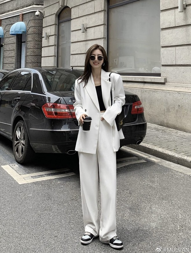 Phải thừa nhận: Tank top là item đỉnh nhất trong tủ đồ lúc này!- Ảnh 19.