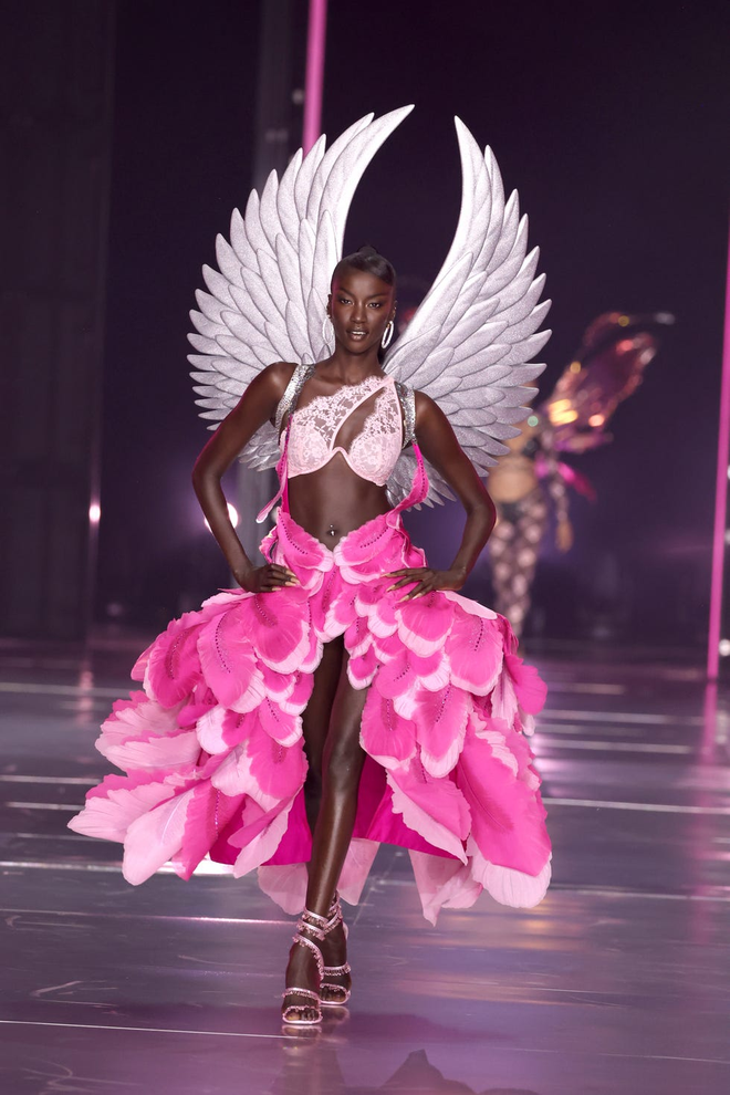 6 thiên thần Victoria's Secret 2025 lộ diện toàn "thứ dữ": Kim cương đen đẹp nhất thế giới, mỹ nhân chuyển giới của năm- Ảnh 5.
