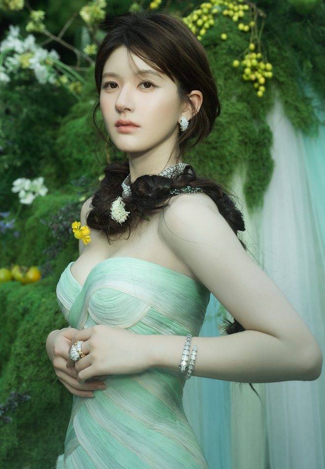 Từng là hai ngôi sao được kỳ vọng nhất, Triệu Lộ Tư và Ngu Thư Hân đứng trước nguy cơ bị "phong sát"?- Ảnh 1.